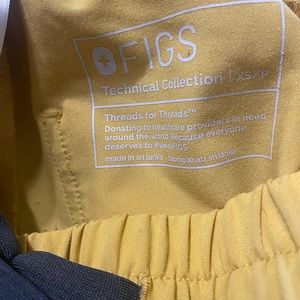 Figs xs petite mustard jogger scrub pants